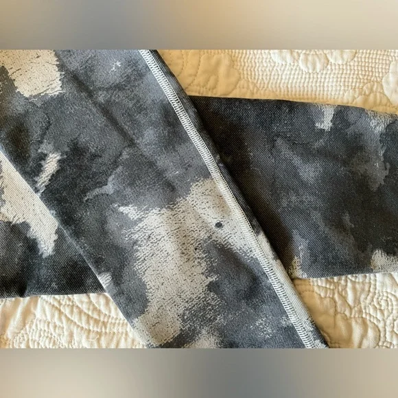 Lululemon Grey Camo Leggings, MSRP $98, size 6 - Picture 5 of 6